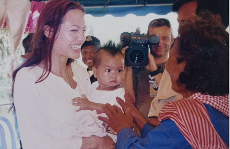 Lý do Angelina Jolie nhận con nuôi được tiết lộ, nụ cười rạng rỡ của cậu bé đã chinh phục đại minh tinh
