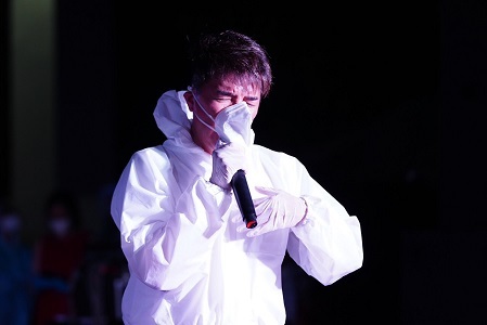 Đàm Vĩnh Hưng tặng 300 triệu đồng và gần 1500 hộp quà tặng y bác sĩ bệnh viện dã chiến Thủ Đức