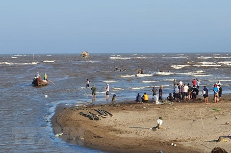 Nam Định: 3 giáo viên bị sóng cuốn trôi khi đi tắm ở ven biển