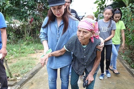 Trước khi mắc COVID-19, ca sĩ Phi Nhung tích cực làm từ thiện hỗ trợ bà con mùa dịch