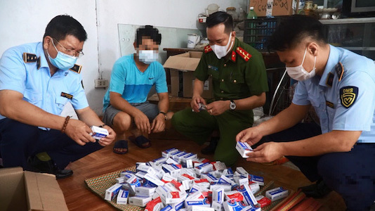 Hà Nội: Phát hiện hàng trăm hộp thuốc chữa COVID-19 không rõ nguồn gốc