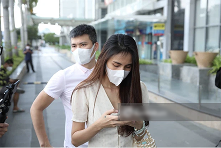 Thủy Tiên - Công Vinh có mặt tại ngân hàng chuẩn bị sao kê từ thiện, tiết lộ có 18.000 trang