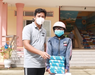 Đạo diễn Jin Sang vẫn làm thiện nguyện giữa “bão sao kê”