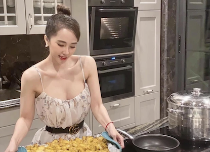 Quỳnh Nga khoe vòng 1