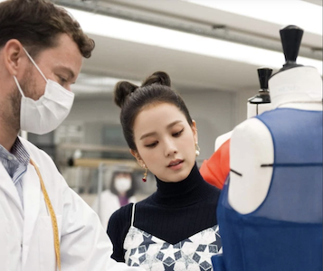 Tin tức giải trí mới nhất ngày 5/10: Jisoo (BLACKPINK) tham quan xưởng may Dior, nhan sắc xứng danh mỹ nhân Kpop