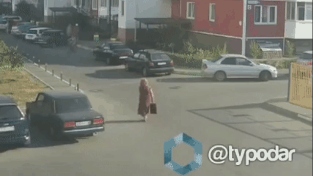 Video: Ô tô bên cạnh phát nổ dữ dội, người phụ nữ may mắn thoát chết