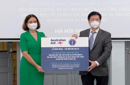 Bộ Y tế tiếp nhận 300.000 liều vaccine AstraZeneca và trang thiết bị chống dịch từ Australia