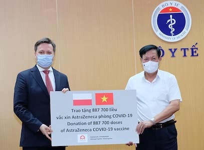 Bộ Y tế tiếp nhận gần 2 triệu liều vaccine AstraZeneca do Hàn Quốc và Ba Lan hỗ trợ