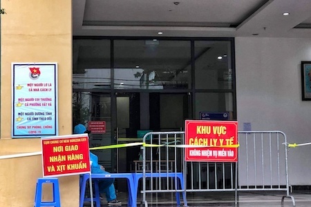 Hà Nội: Cách ly tạm thời chung cư hơn 1000 dân vì liên quan ca nghi mắc COVID-19