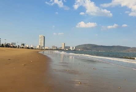 Bình Định: Hai thanh niên bị sóng biển cuốn trôi trong lúc câu cá