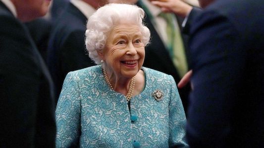 Nữ hoàng Anh Elizabeth II lần đầu xuất hiện sau thời gian nhập viện