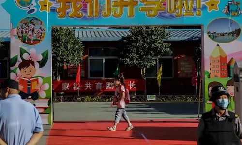 Phát hiện một giáo viên mắc COVID-19, 18 trường học phải đóng cửa