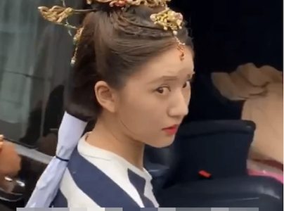 Tin tức sao Hoa ngữ mới nhất ngày 20/11: Xôn xao clip Triệu Lộ Tư tỏ thái độ với fan ở hậu trường