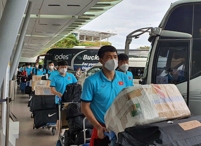 Đội tuyển Việt Nam có mặt tại Singapore, phải tự cách ly trong phòng khách sạn 
