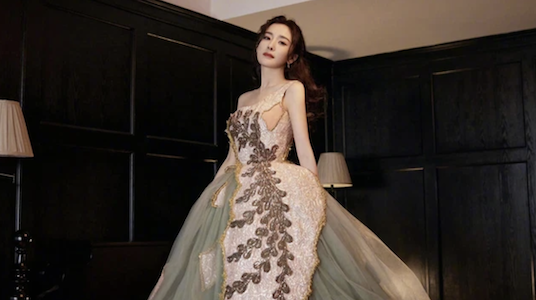 Tin tức sao Hoa ngữ mới nhất ngày 2/1: Dương Mịch lộng lẫy như công chúa tại Gala năm mới