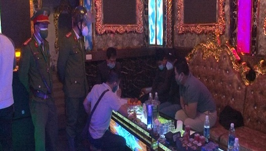Thừa Thiên - Huế: Bắt quả tang nhóm thanh niên sử dụng ma túy trong quán karaoke