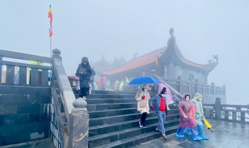 Trời mưa rét buốt, du khách ùn ùn kéo về Sa Pa để 