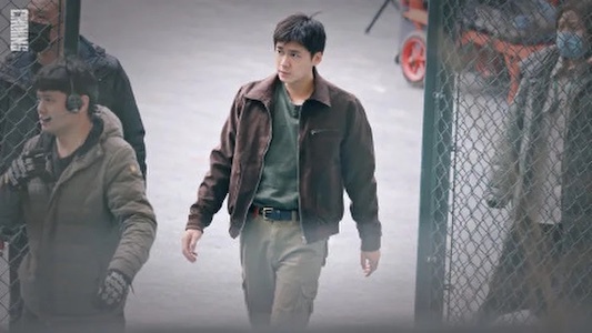 Tin tức sao Hoa ngữ mới nhất ngày 5/3: Lý Dịch Phong lộ ảnh bị chụp lén, khoe vẻ nam tính cuốn hút 