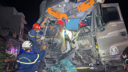 Giải cứu người đàn ông bị kẹt trong cabin xe sau tai nạn