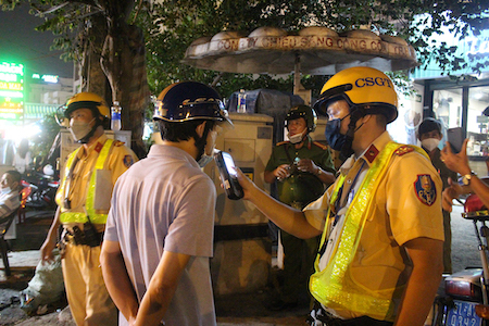 Bị kiểm tra nồng độ cồn, người đàn ông viện lý do mới khỏi COVID 