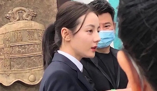 Tin tức sao Hoa ngữ mới nhất ngày 18/4: Địch Lệ Nhiệt Ba lộ ảnh hậu trường gây 