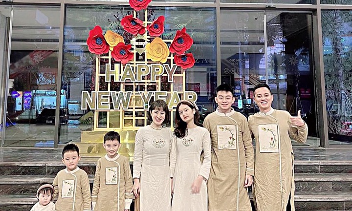 Hot mom Hà Thành tuổi 33, đẹp rạng ngời sau 5 lần sinh nở khiến cư dân mạng “ngả nón” thán phục