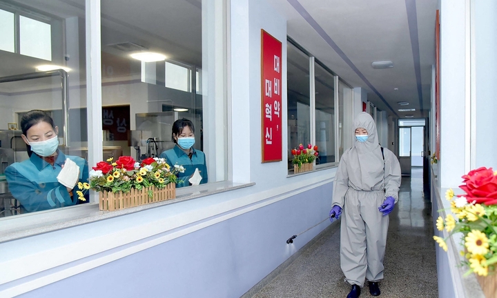 Thiếu vaccine, Triều Tiên điều trị COVID-19 bằng loại thuốc nào?