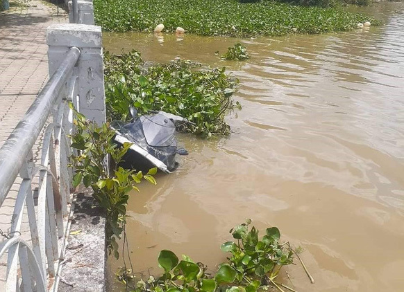 Mô tô nước đâm vào sà lan trên sông Sài Gòn, 2 người tử vong