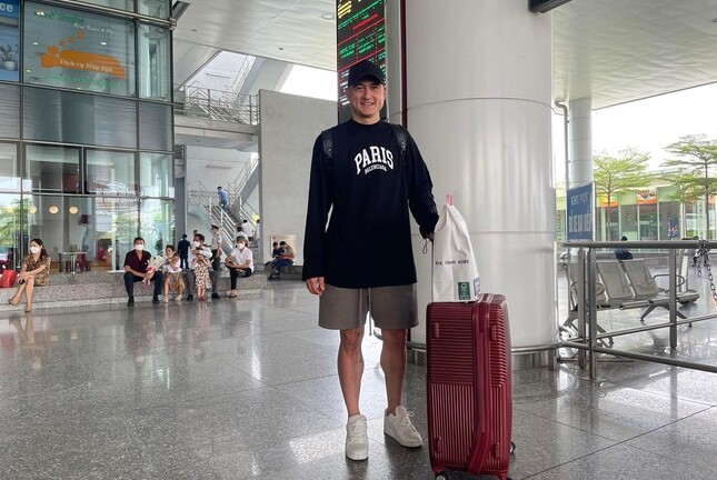 Thủ môn Đặng Văn Lâm về nước hội quân đội tuyển Việt Nam