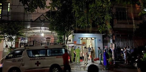 Người đàn ông sạc điện thoại trên ngực, tử vong nghi do điện giật