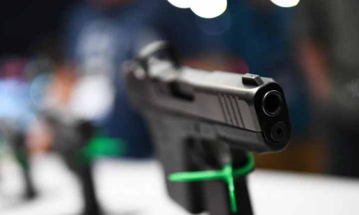 Cậu bé 2 tuổi vô tình bắn chết bố ruột ở Mỹ