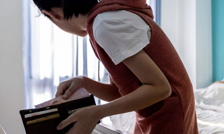 Con gái 14 tuổi trộm tiền chữa bệnh của mẹ để mua sắm thỏa thích