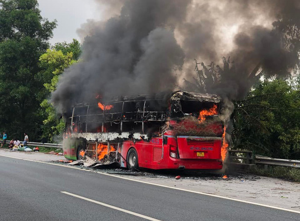 Xe khách bốc cháy lớn trên cao tốc Hà Nội - Ninh Bình