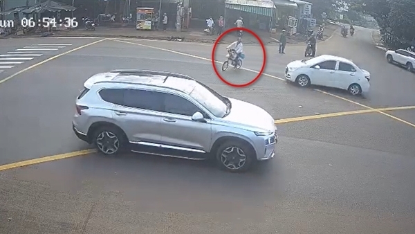 Tin tức tai nạn giao thông mới ngày 25/7: Bị ô tô tông nguy kịch vì lạng lách, đánh võng xe đạp