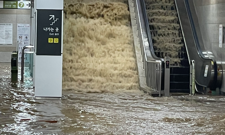 Ảnh: Trận mưa lớn kỷ lục nhấn chìm thành phố Seoul 