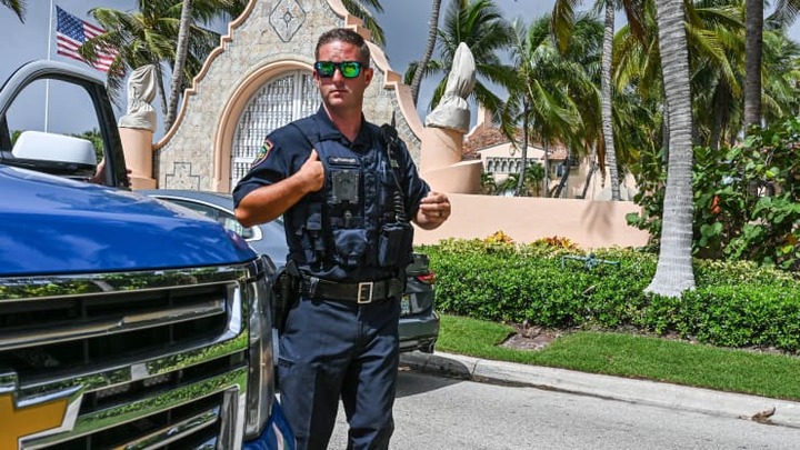Đặc vụ FBI thu giữ khoảng 10 thùng tài liệu từ dinh thự của ông Trump 