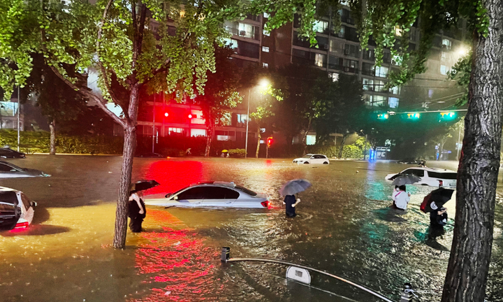 Tổng thống Hàn Quốc mắc kẹt trong nhà, không thể đến văn phòng do mưa lũ 