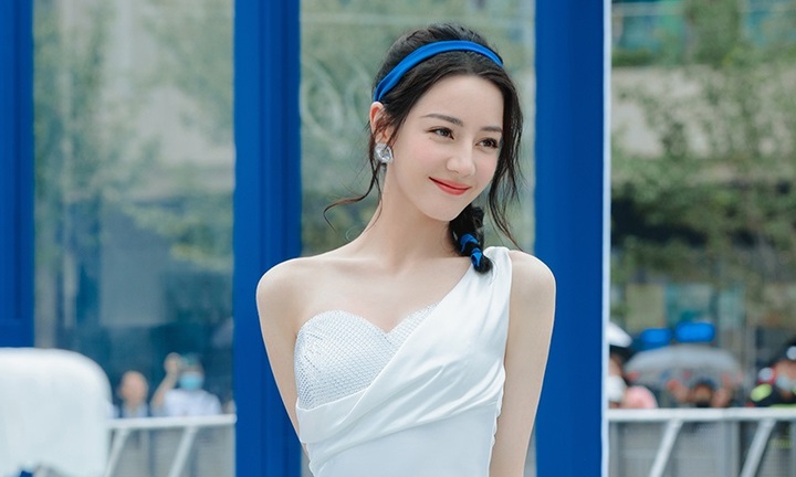 Tin tức sao Hoa ngữ mới nhất ngày 11/8: Địch Lệ Nhiệt Ba thắng kiện vụ bị đồn bán dâm