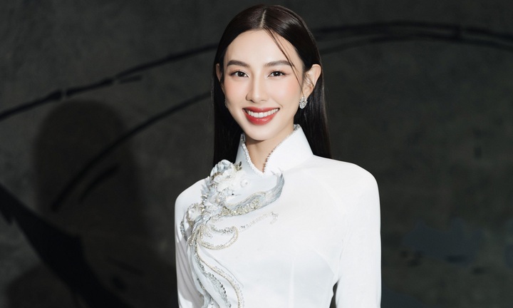 Không còn cắt xẻ táo bạo, Hoa hậu Thùy Tiên quay trở lại với áo dài truyền thông khi đi sự kiện