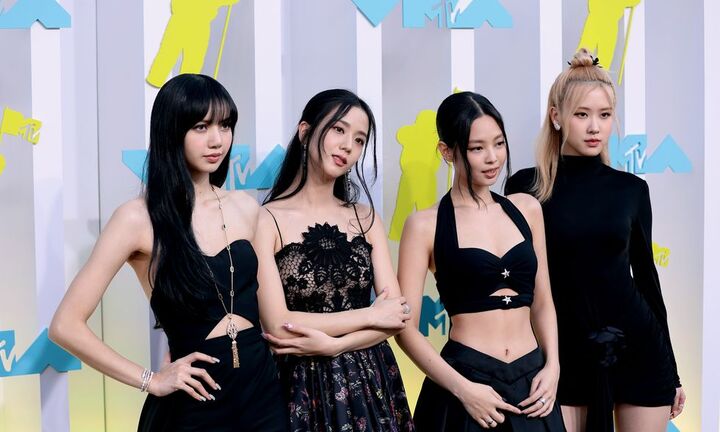 BLACKPINK nổi bật tại thảm đỏ Video Music Awards 2022, Lisa thắng giải cá nhân