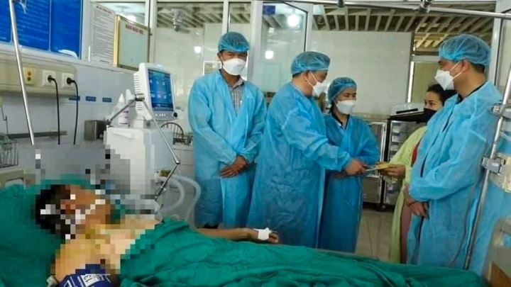 Vụ cháy xưởng chăn đệm ở Hà Nội: Một chiến sĩ công an bị thương khi cứu người