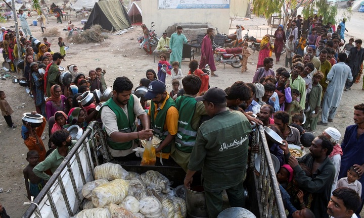 Pakistan phá đường cao tốc chính để chống lũ lụt