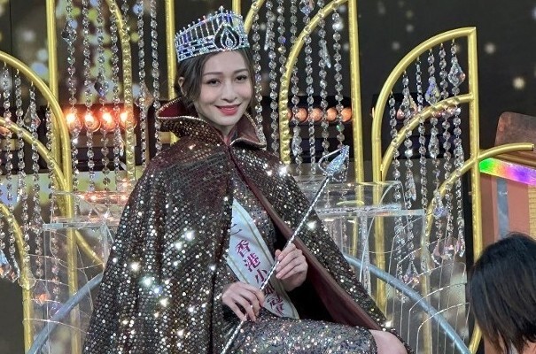 Tân Hoa hậu Hong Kong gây tranh cãi sau khi đăng quang