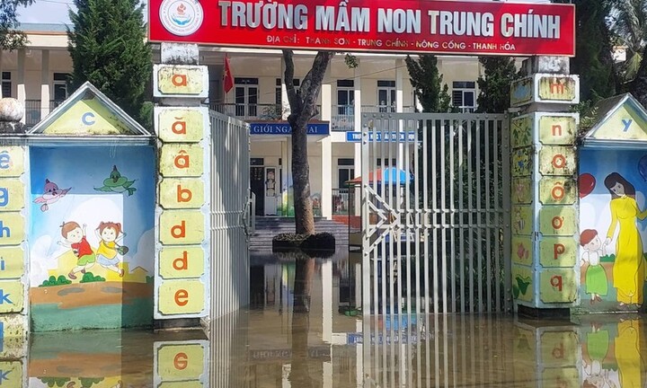 Hơn 1.000 học sinh ở Thanh Hóa phải nghỉ học vì trường bị ngập
