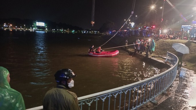 Đà Lạt: Ô tô bán tải chở 4 người lao xuống hồ Xuân Hương, 1 người tử vong