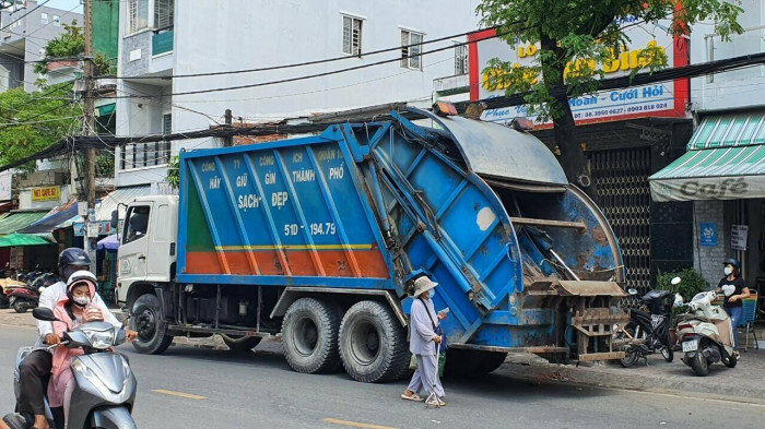 Tin tức tai nạn giao thông mới ngày 17/10: Xe chở rác mất thắng gây tai nạn liên hoàn ở TP.HCM
