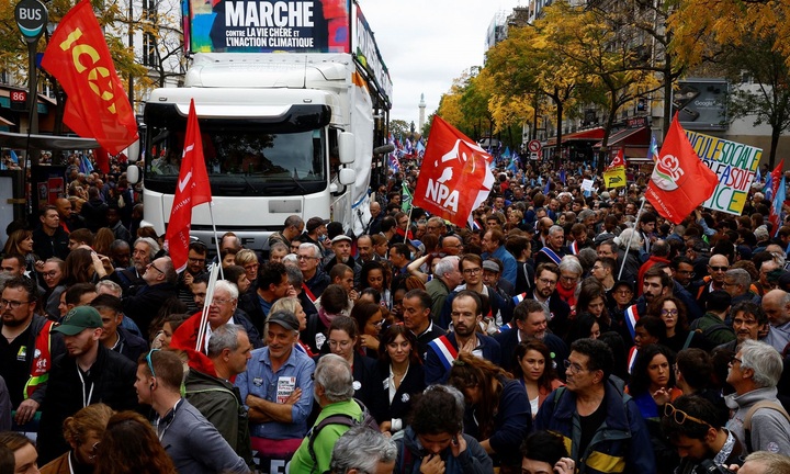 Trăm nghìn người Paris đổ xuống đường phố, phản đối giá cả leo thang