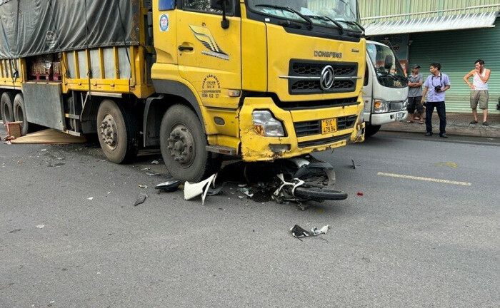 Tin tức tai nạn giao thông mới ngày 20/10: Xe máy chui gầm xe tải, cô gái trẻ tử vong thương tâm