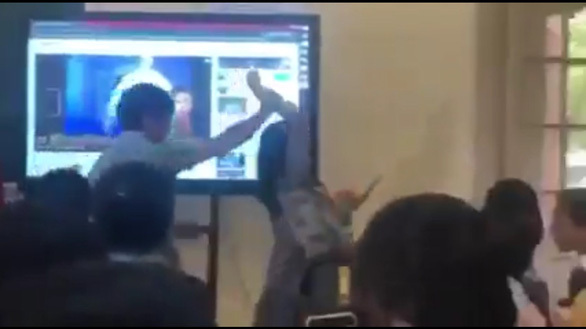 Vụ cô giáo bị bẻ tay, đẩy ra khỏi lớp học: Thầy giáo trong clip lên tiếng