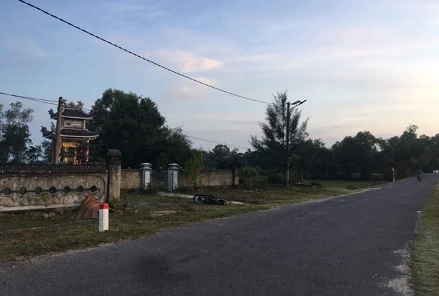 Quảng Trị: Phát hiện thi thể nam thanh niên cùng xe máy bên đường